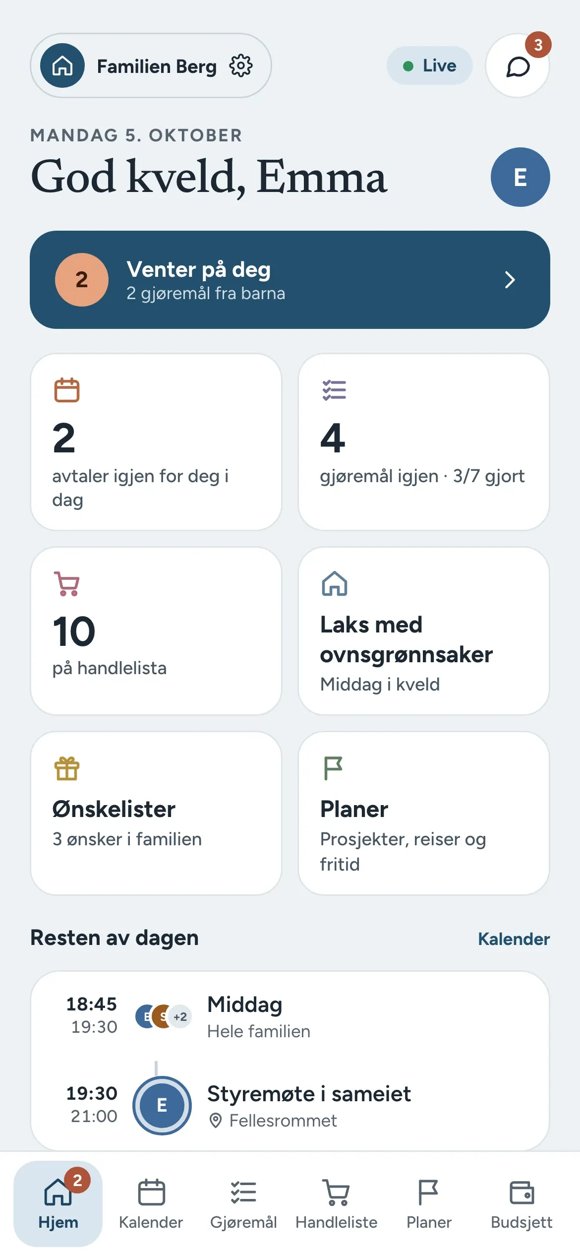 Samla på mobil: Hjem med familiens felles oversikt og hele bunnmenyen synlig